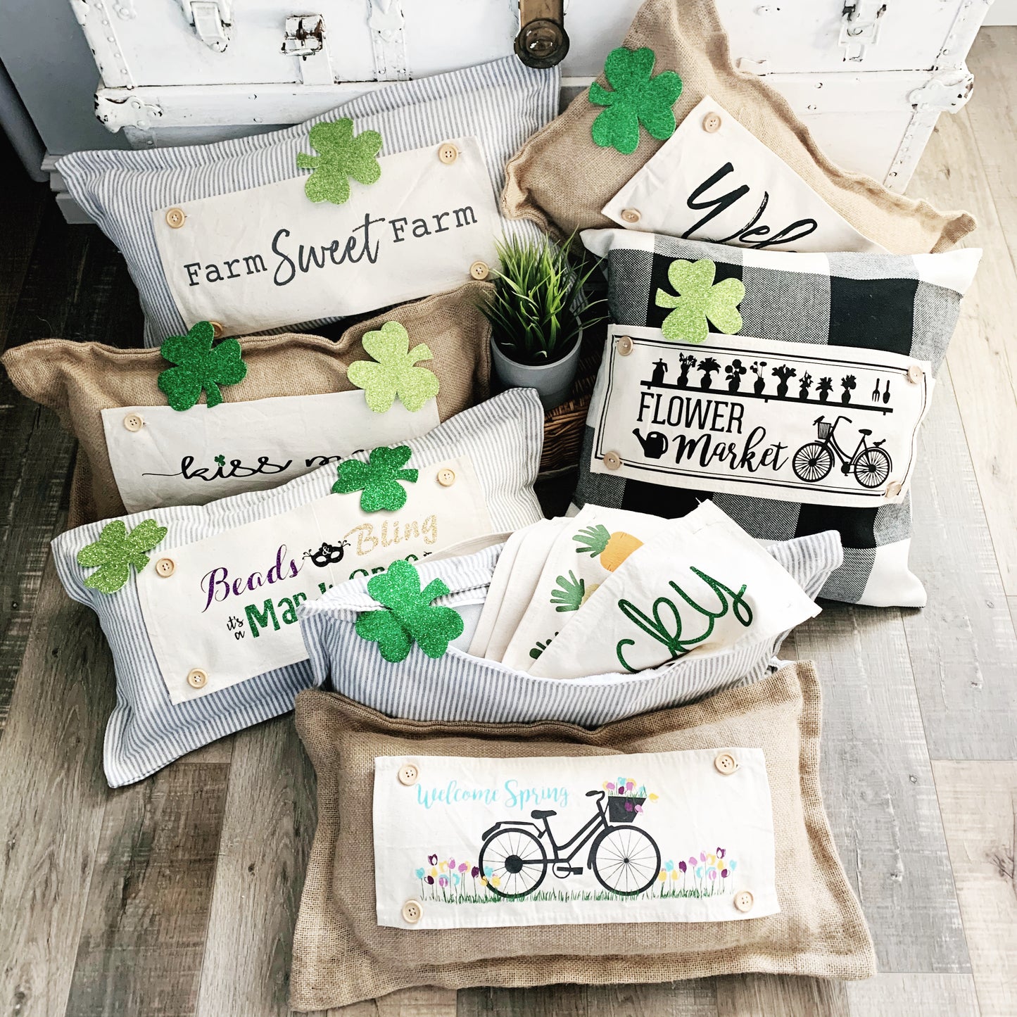 Glitter Holiday Panel:  Kiss Me Shamrock. Spring, St Saint Patricks Day Leprechaun Irish Saying, Luck:  KISS ME SHAMROCK